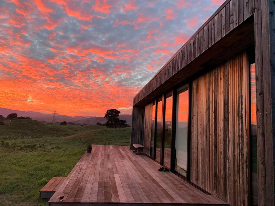 Η ανατολή ή δύση του ηλίου όπως φαίνεται από αυτή η βίλα ή από εκεί κοντά