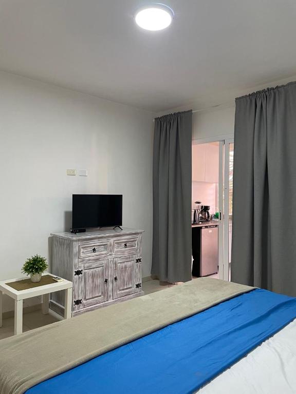 TV a/nebo společenská místnost v ubytování Blue coral beachfront studio