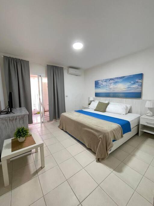Postel nebo postele na pokoji v ubytování Blue coral beachfront studio