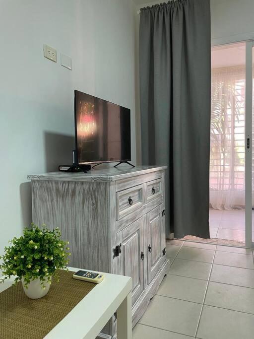 TV a/nebo společenská místnost v ubytování Blue coral beachfront studio