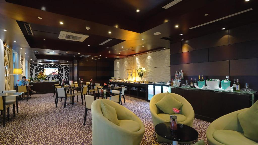 Deluxe Queen Room - High floor with Executive Lounge access