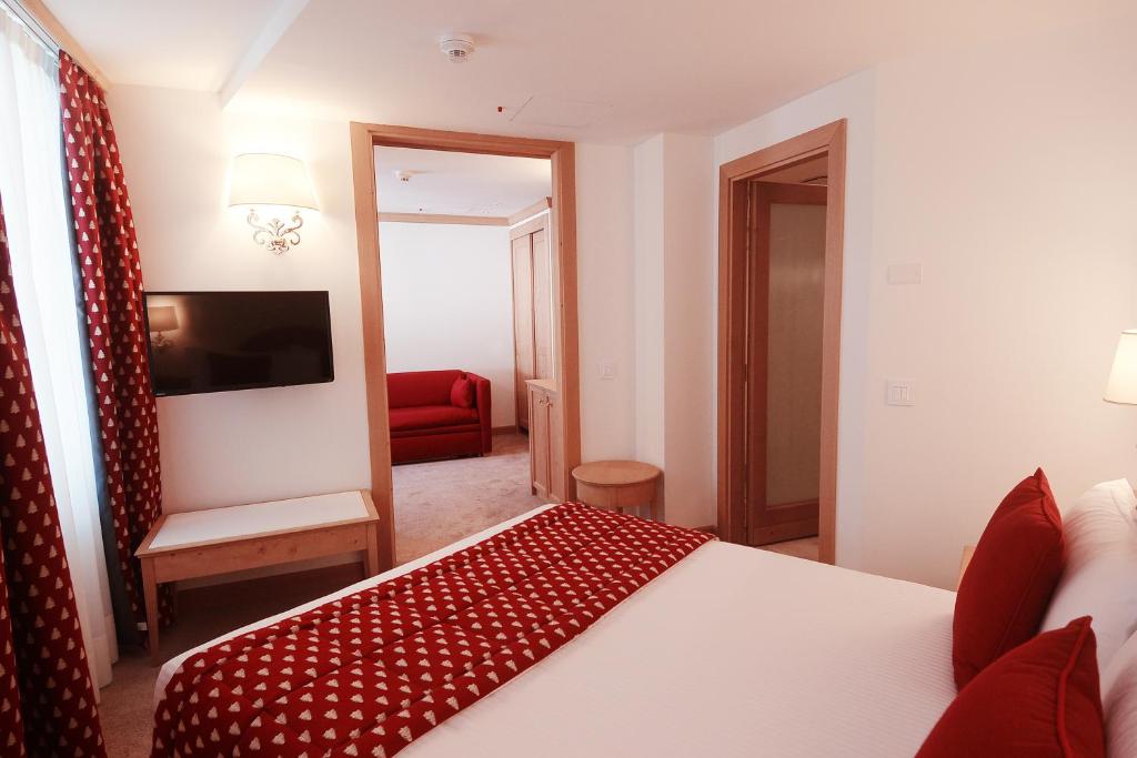 Postel nebo postele na pokoji v ubytování Hotel Schweizerhof Pontresina