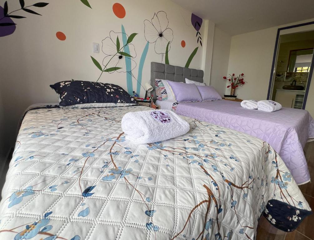 Postel nebo postele na pokoji v ubytování NUEVO Hotel Morada en el centro del Eje Cafetero
