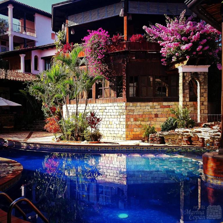 Bazén v ubytování Hotel Marina Copan nebo v jeho okolí