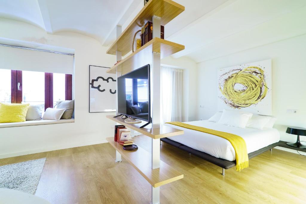 A bed or beds in a room at Valencia Luxury - Boutique Redonda