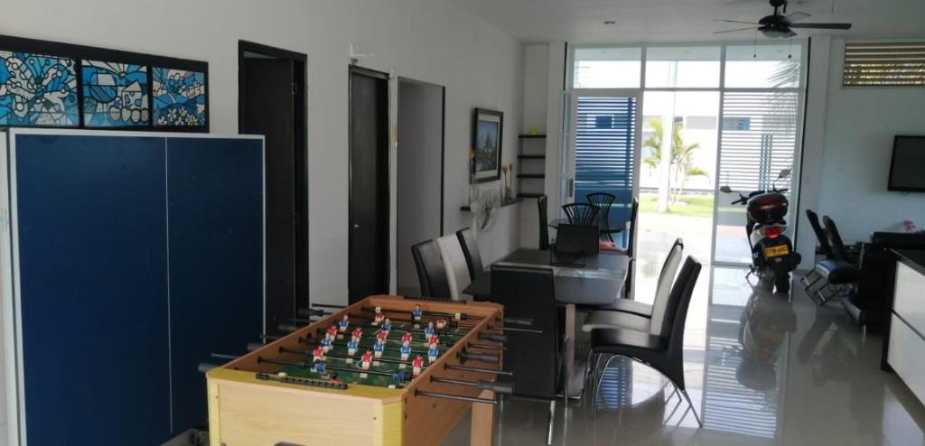 Espectacular Casa Campestre entre Giradot-Espinal في فلاندز: غرفة مع لوحة شطرنج على طاولة