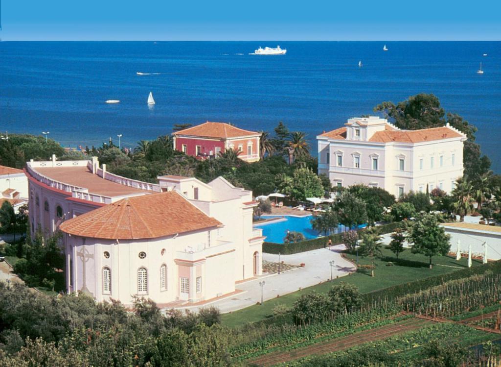 an aerial view of a house and a swimming pool at Villa Irlanda Grand Hotel in Gaeta
