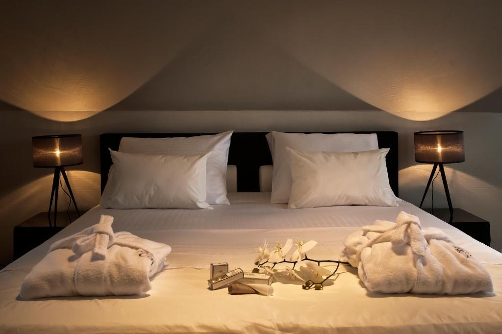 een slaapkamer met een bed met handdoeken erop bij B&B Colombe Blanche in Knokke-Heist