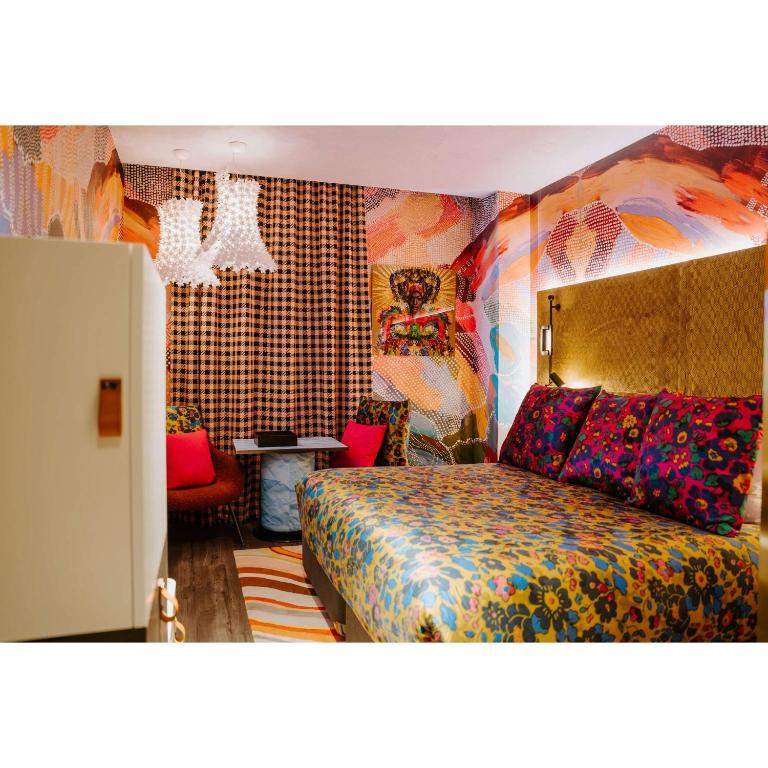 Postel nebo postele na pokoji v ubytování The Motley Hotel Richmond, Tapestry Collection by Hilton