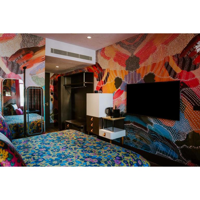 TV a/nebo společenská místnost v ubytování The Motley Hotel Richmond, Tapestry Collection by Hilton