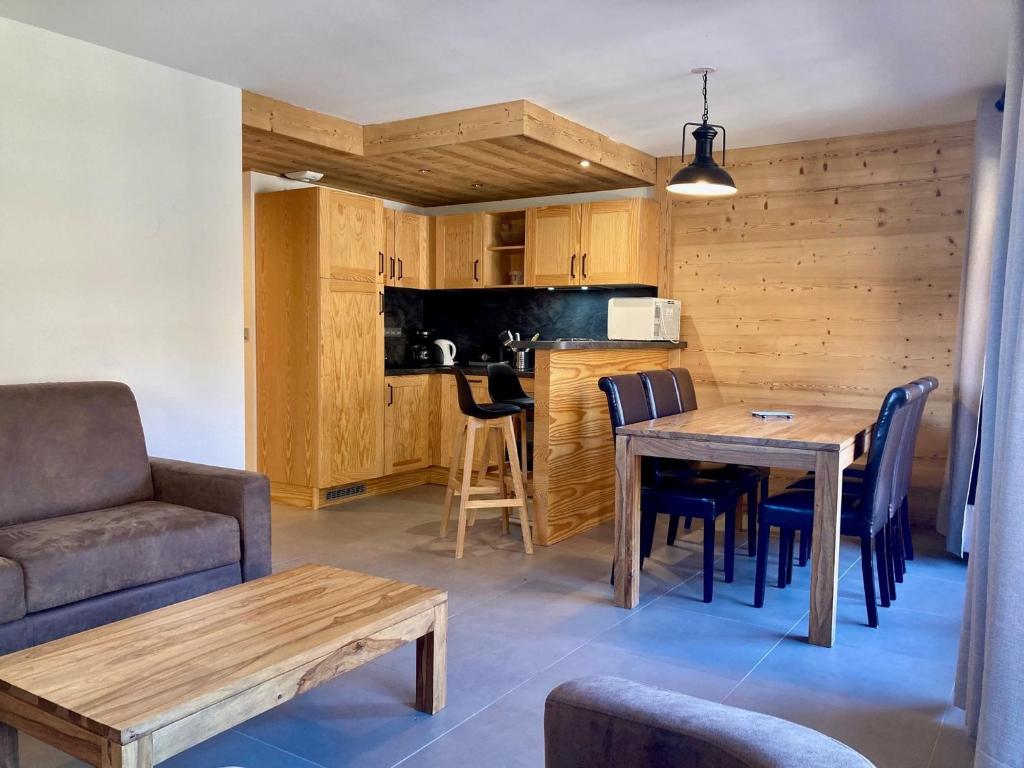 un salon avec une table et des chaises et une cuisine dans l'établissement Appartement lumineux, 250m des pistes, 6 pers, animaux admis - FR-1-811-3, à Les Deux Alpes