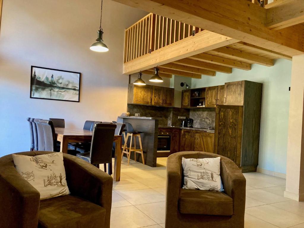 une cuisine et une salle à manger avec une table et des chaises dans l'établissement Spacieux duplex lumineux à 250m des pistes, animaux admis - FR-1-811-5, à Les Deux Alpes