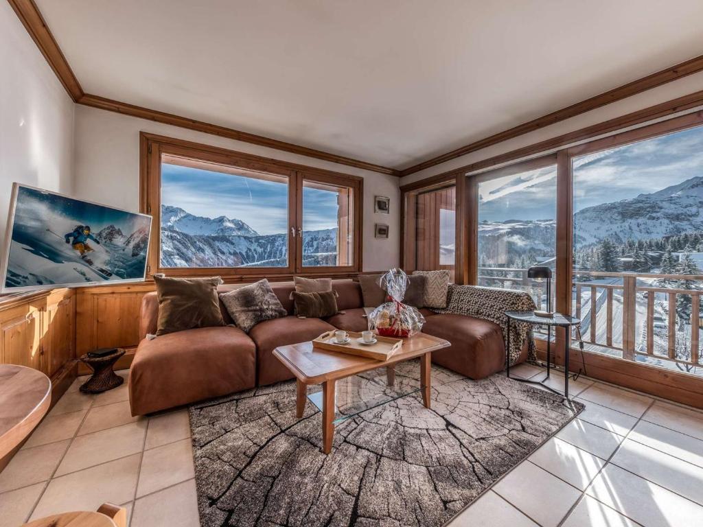 un salon avec un canapé et une table dans l'établissement Courchevel 1850 - Appartement 4 pers, skis aux pieds, wifi, parking - FR-1-631-220, à Courchevel