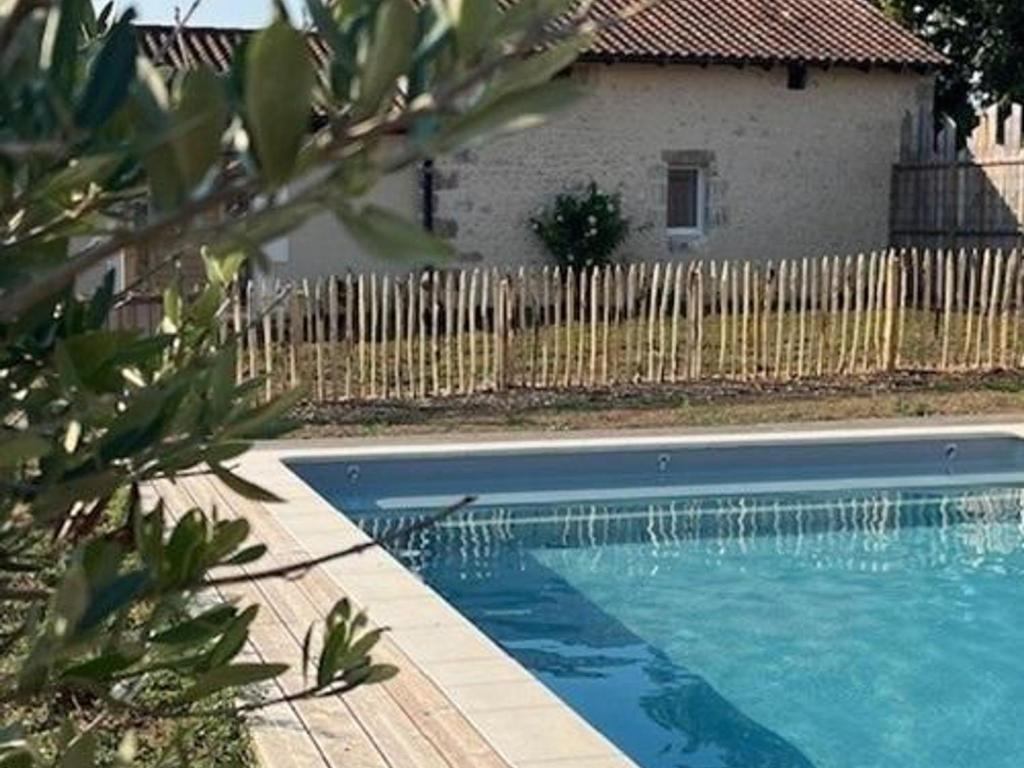 Bazén v ubytování Gîte 8 pers avec piscine partagée et wifi à Brantôme - FR-1-616-441 nebo v jeho okolí