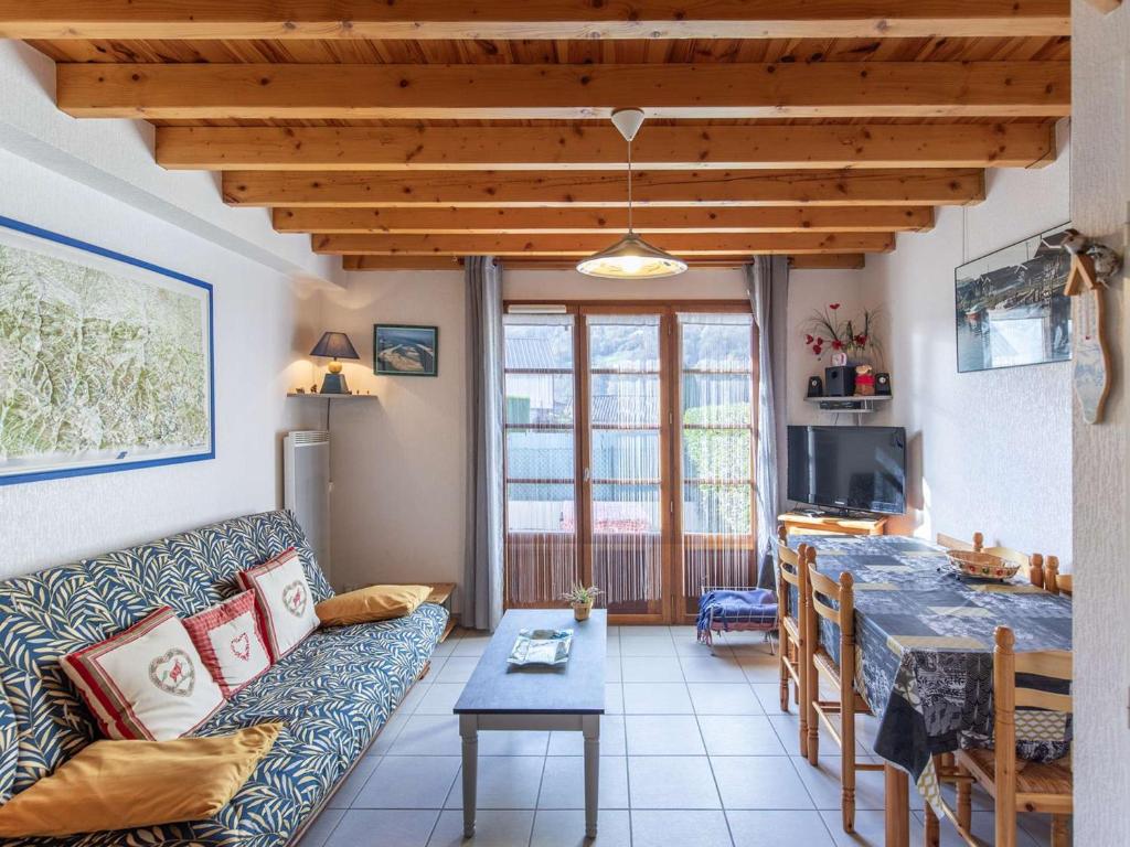 ein Wohnzimmer mit Sofa und Tisch in der Unterkunft Appartement T4 7 pers, parking, proche stations ski - FR-1-402-145 in Luz-Saint-Sauveur