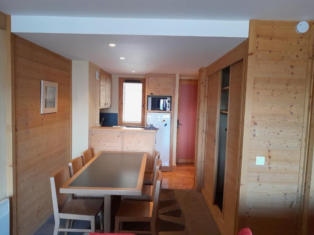 une cuisine et une salle à manger avec une table et des chaises dans l'établissement Appartement moderne - Proche pistes et commerces - 6 pers. - FR-1-181-2851, à La Plagne Tarentaise