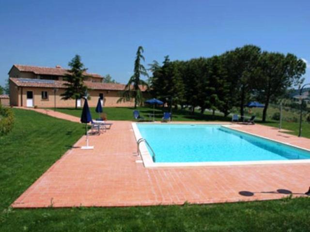 Bazén v ubytování Agriturismo L'Imposto nebo v jeho okolí