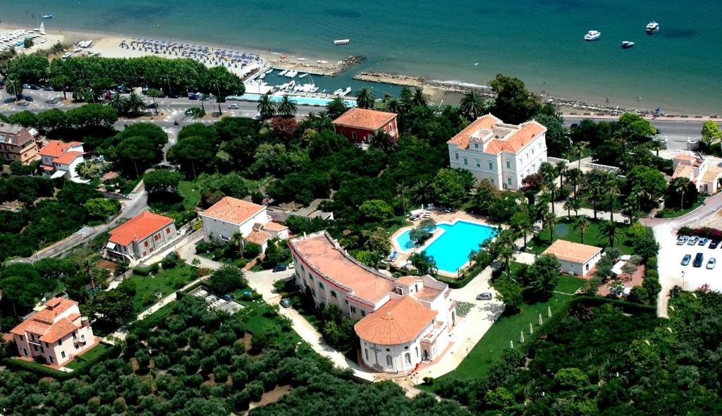 een luchtzicht op een huis met een zwembad bij Villa Irlanda Grand Hotel in Gaeta