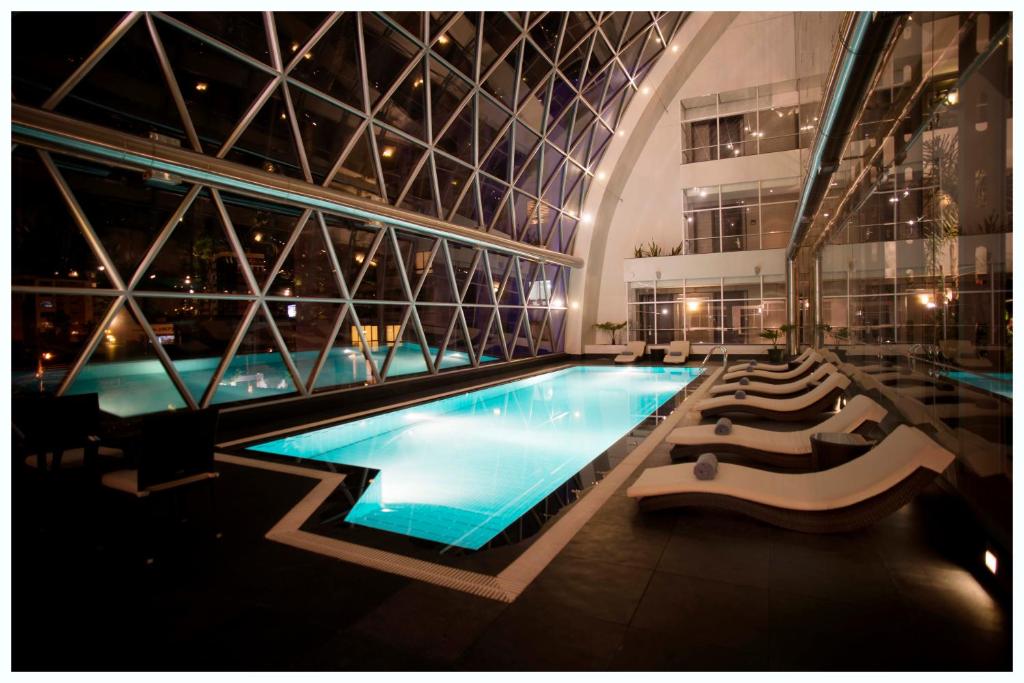 un gran edificio con una piscina con tumbonas en Casa Grande Hotel, en La Paz