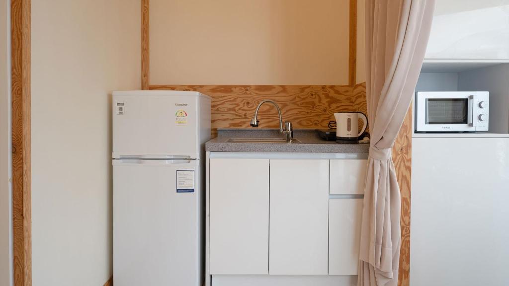 Kuchyň nebo kuchyňský kout v ubytování Hwaseong Refreshing Glamping&Caravan