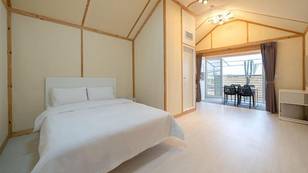 Postel nebo postele na pokoji v ubytování Hwaseong Refreshing Glamping&Caravan