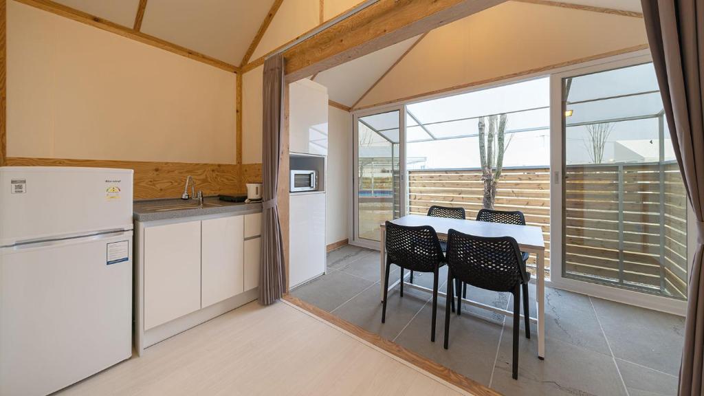 Kuchyň nebo kuchyňský kout v ubytování Hwaseong Refreshing Glamping&Caravan