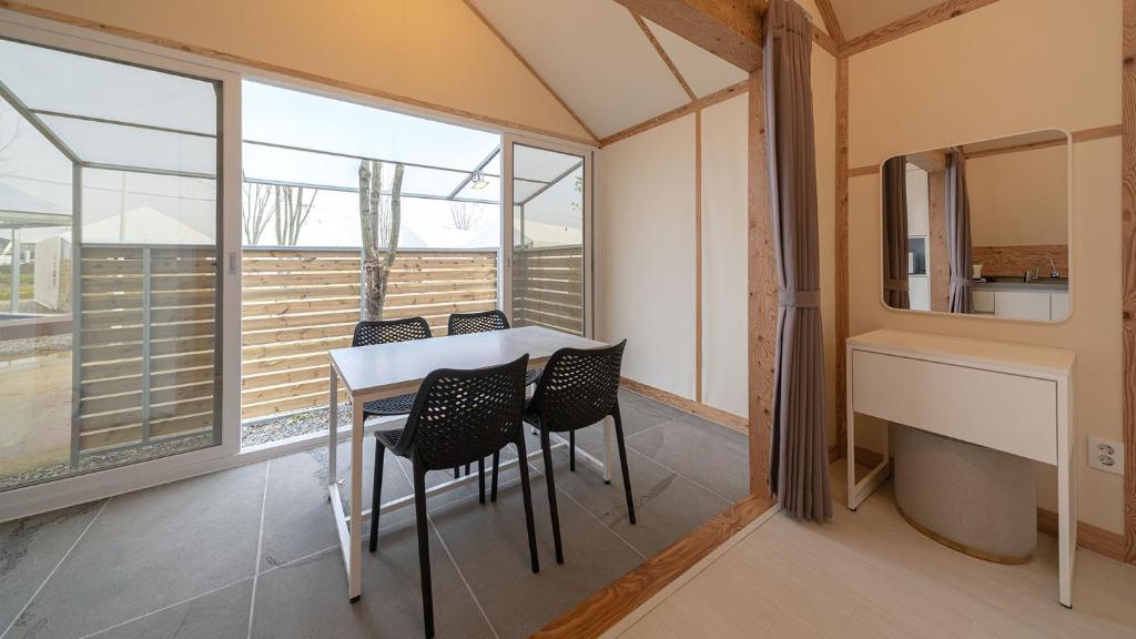 Kuchyň nebo kuchyňský kout v ubytování Hwaseong Refreshing Glamping&Caravan