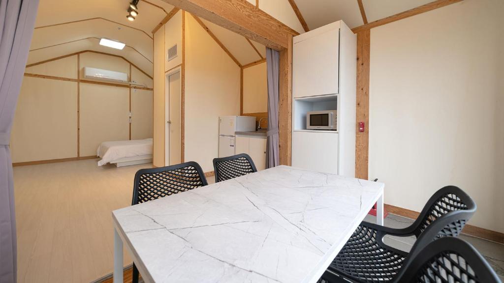 Fotografie z fotogalerie ubytování Hwaseong Refreshing Glamping&Caravan v destinaci Hwaseong