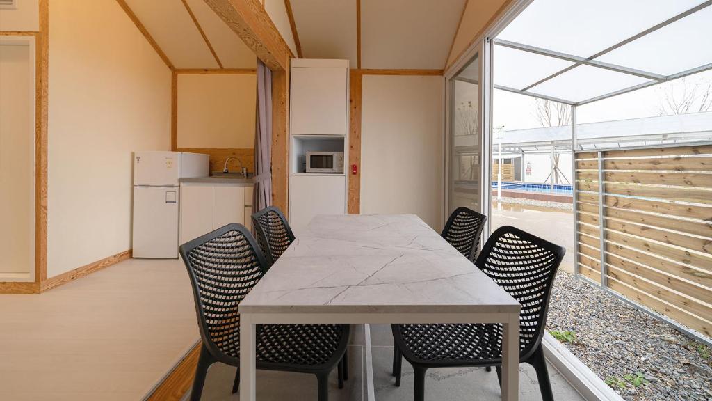 Kuchyň nebo kuchyňský kout v ubytování Hwaseong Refreshing Glamping&Caravan