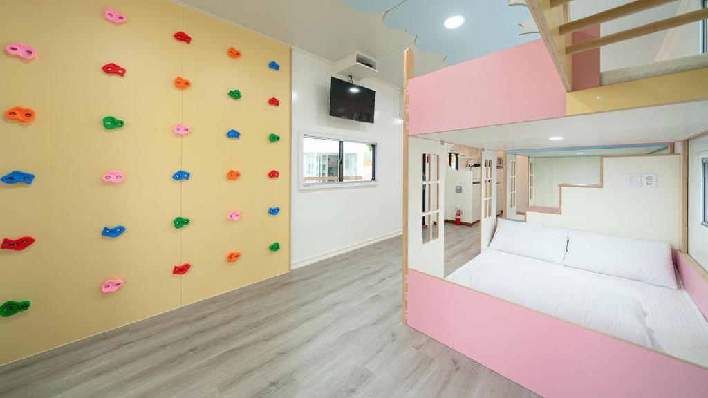 Postel nebo postele na pokoji v ubytování Hwaseong Refreshing Glamping&Caravan