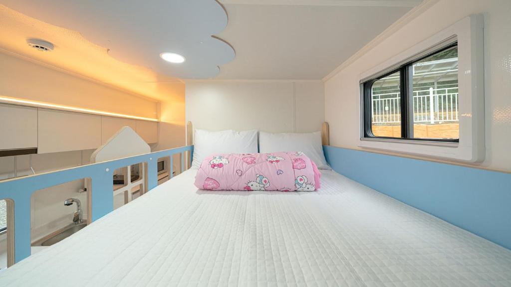 Postel nebo postele na pokoji v ubytování Hwaseong Refreshing Glamping&Caravan