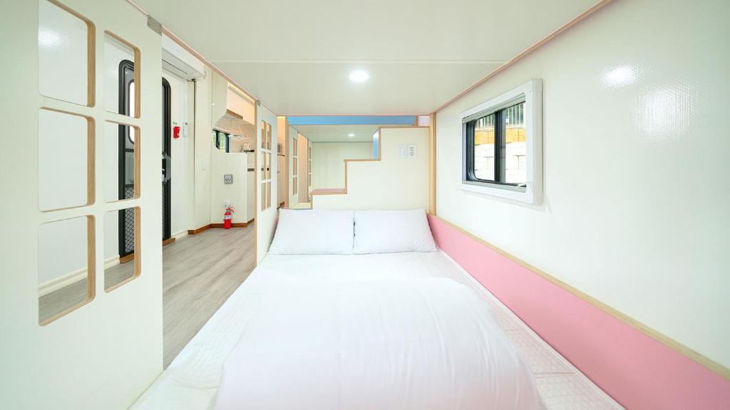 Postel nebo postele na pokoji v ubytování Hwaseong Refreshing Glamping&Caravan