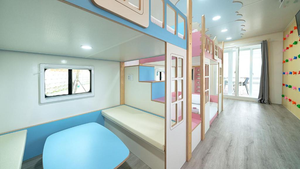 Dětský klub v ubytování Hwaseong Refreshing Glamping&Caravan