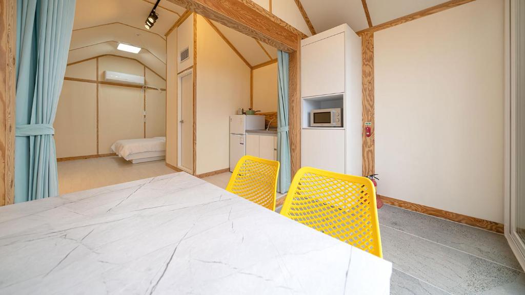 Postel nebo postele na pokoji v ubytování Hwaseong Refreshing Glamping&Caravan
