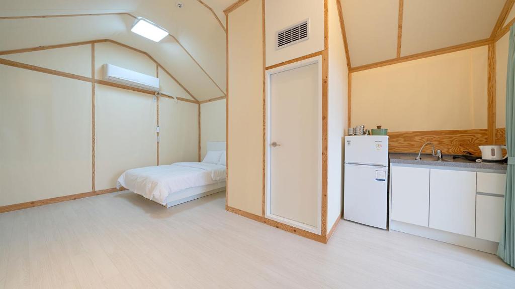Postel nebo postele na pokoji v ubytování Hwaseong Refreshing Glamping&Caravan