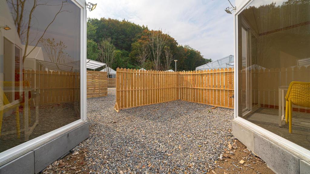 Fotografie z fotogalerie ubytování Hwaseong Refreshing Glamping&Caravan v destinaci Hwaseong