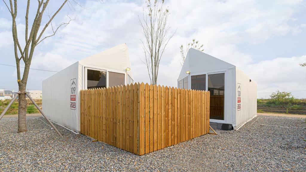 Fotografie z fotogalerie ubytování Hwaseong Refreshing Glamping&Caravan v destinaci Hwaseong