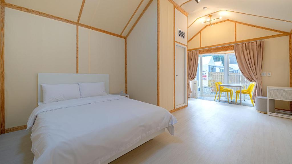 Postel nebo postele na pokoji v ubytování Hwaseong Refreshing Glamping&Caravan