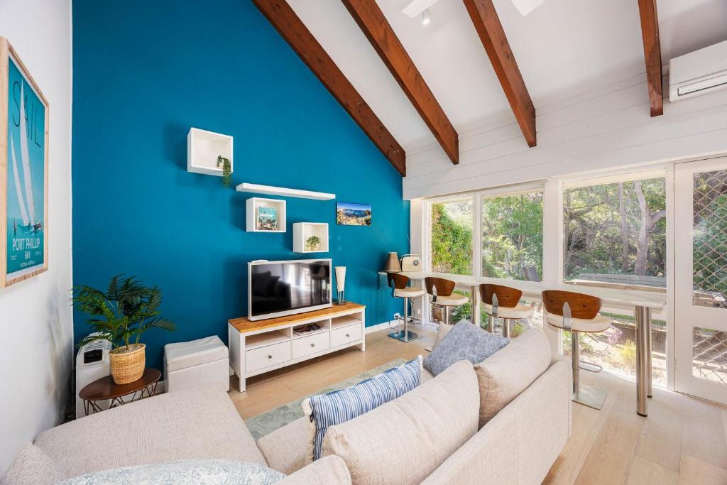 ブレアゴウリーにあるCaptain Sandy on the Loop Blairgowrieの青い壁のリビングルーム