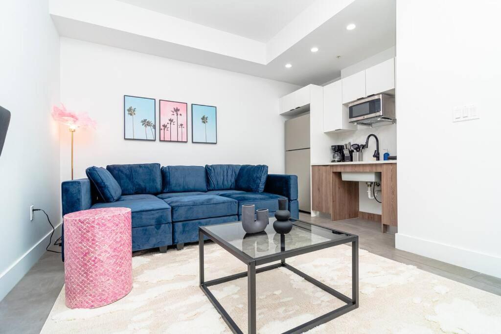 Η κουζίνα ή μικρή κουζίνα στο Modern 1BR Suite with King Bed Near Brickell, Downtown & Wynwood