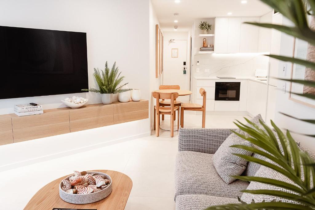 TV a/nebo společenská místnost v ubytování Netanya Noosa Beachfront Resort