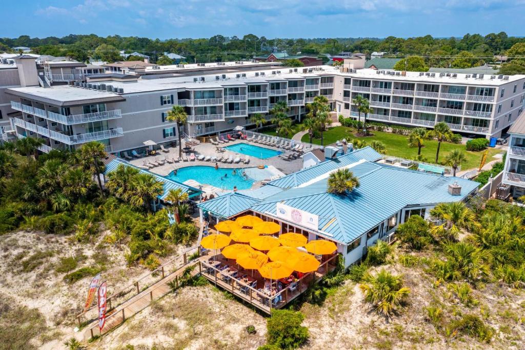 una vista aerea di un resort con piscina e ombrelloni di The Vue 233 a Tybee Island