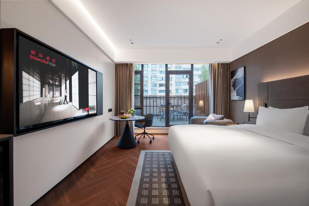 Postel nebo postele na pokoji v ubytování IntercityHotel Shanghai South Xizang Road near Metro Station