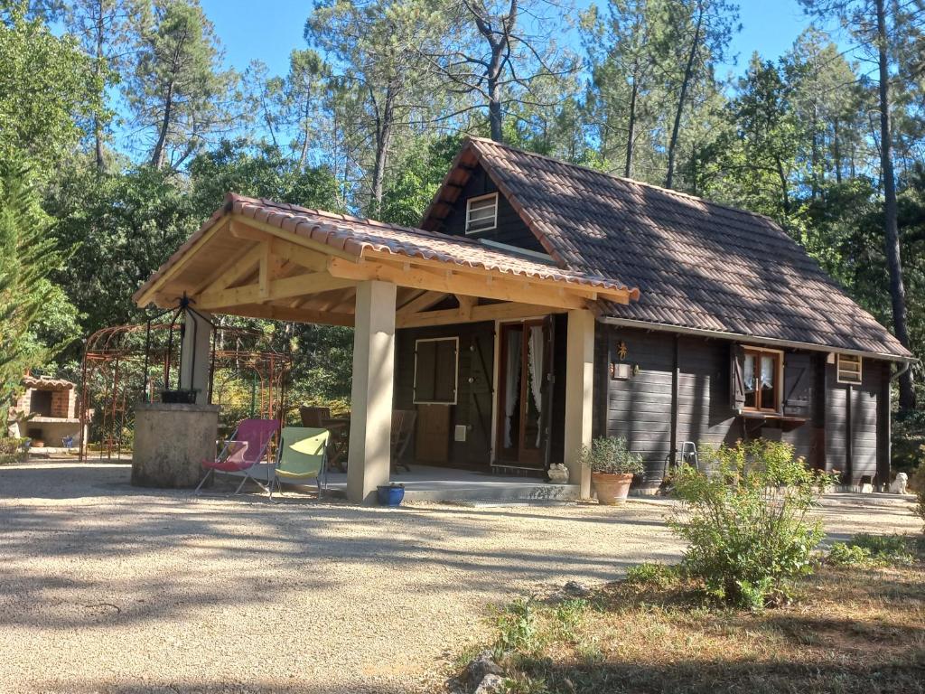 une petite maison avec un toit en gambrel dans l'établissement The Chalet VertVentoux - Charming Wooden Chalet for a Cozy and Relaxing Getaway, à Bédoin