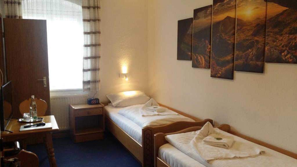 Postel nebo postele na pokoji v ubytování Hotel Hasen Kaufbeuren Allgäu