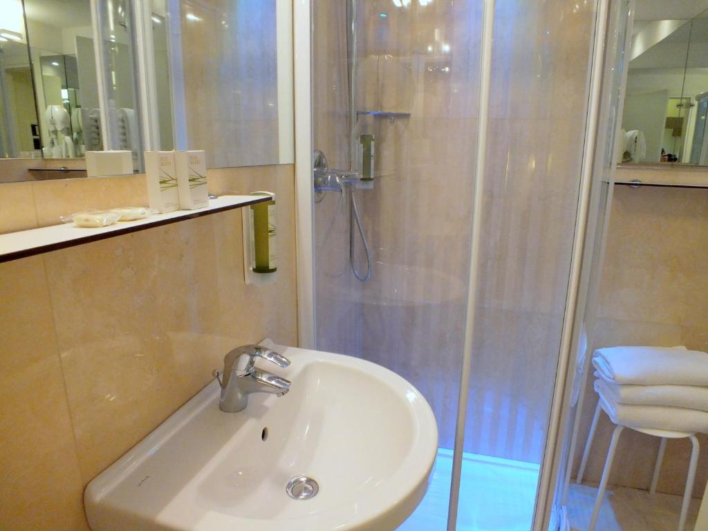 Koupelna v ubytování Leone Hotel