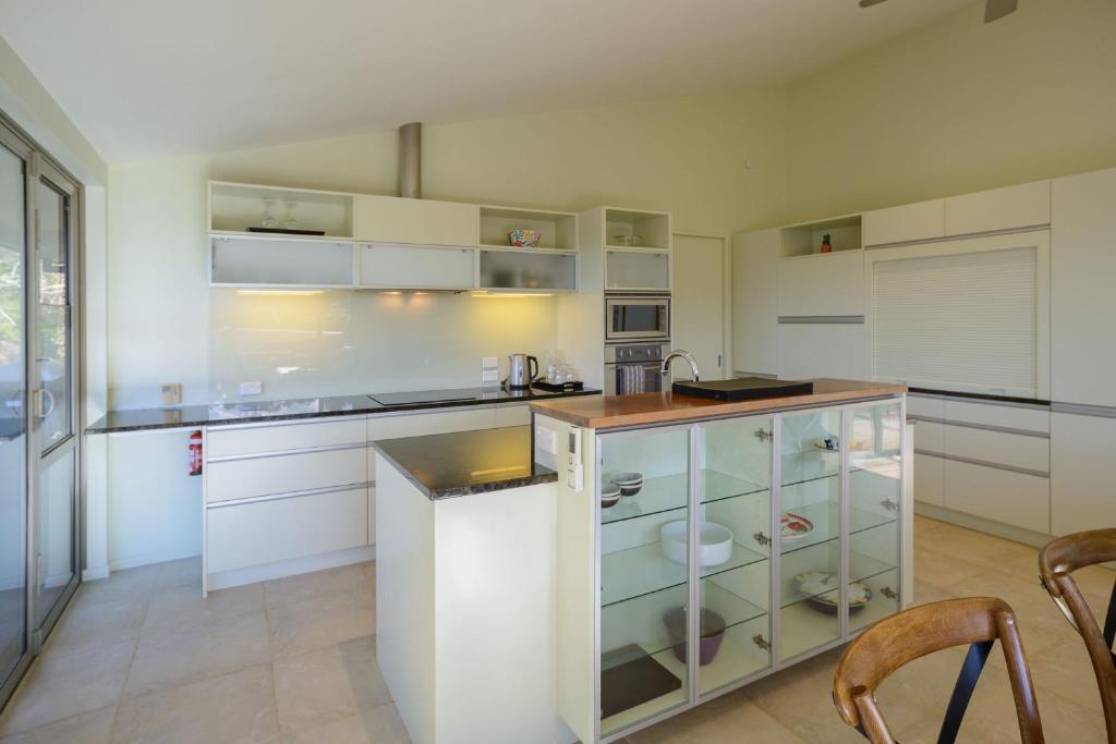 Kuchyň nebo kuchyňský kout v ubytování Elevated Views Little Kaiteriteri 3 bedrooms