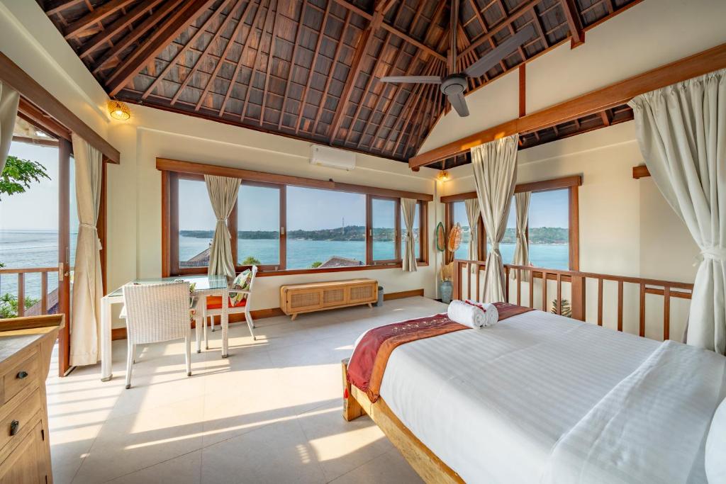 1 dormitorio con cama y vistas al océano en Villa Shanti Ceningan, en Nusa Lembongan