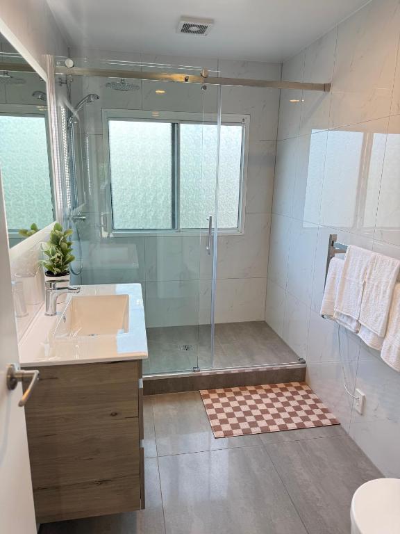 Koupelna v ubytování The Luxe Hidden Gem Villa in Auckland Heart - 3 Bedrooms near Newmarket WestfieldMall