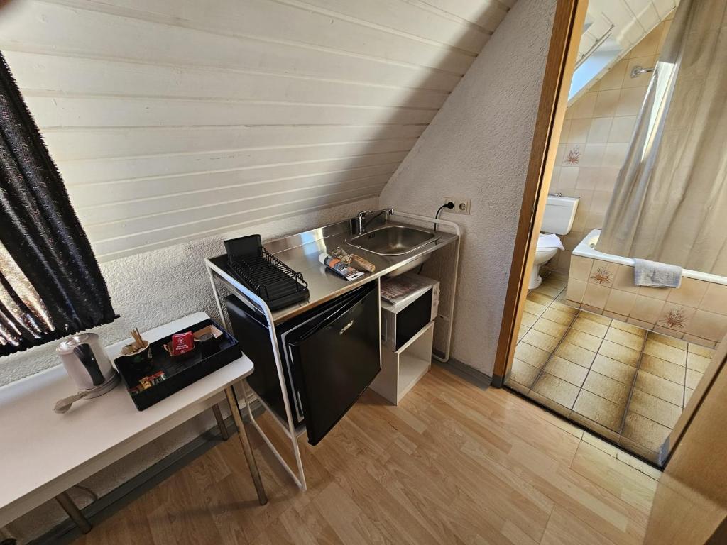 Kuchyň nebo kuchyňský kout v ubytování B und B Titisee Hotel Sonnenmatte nahe Badeparadies